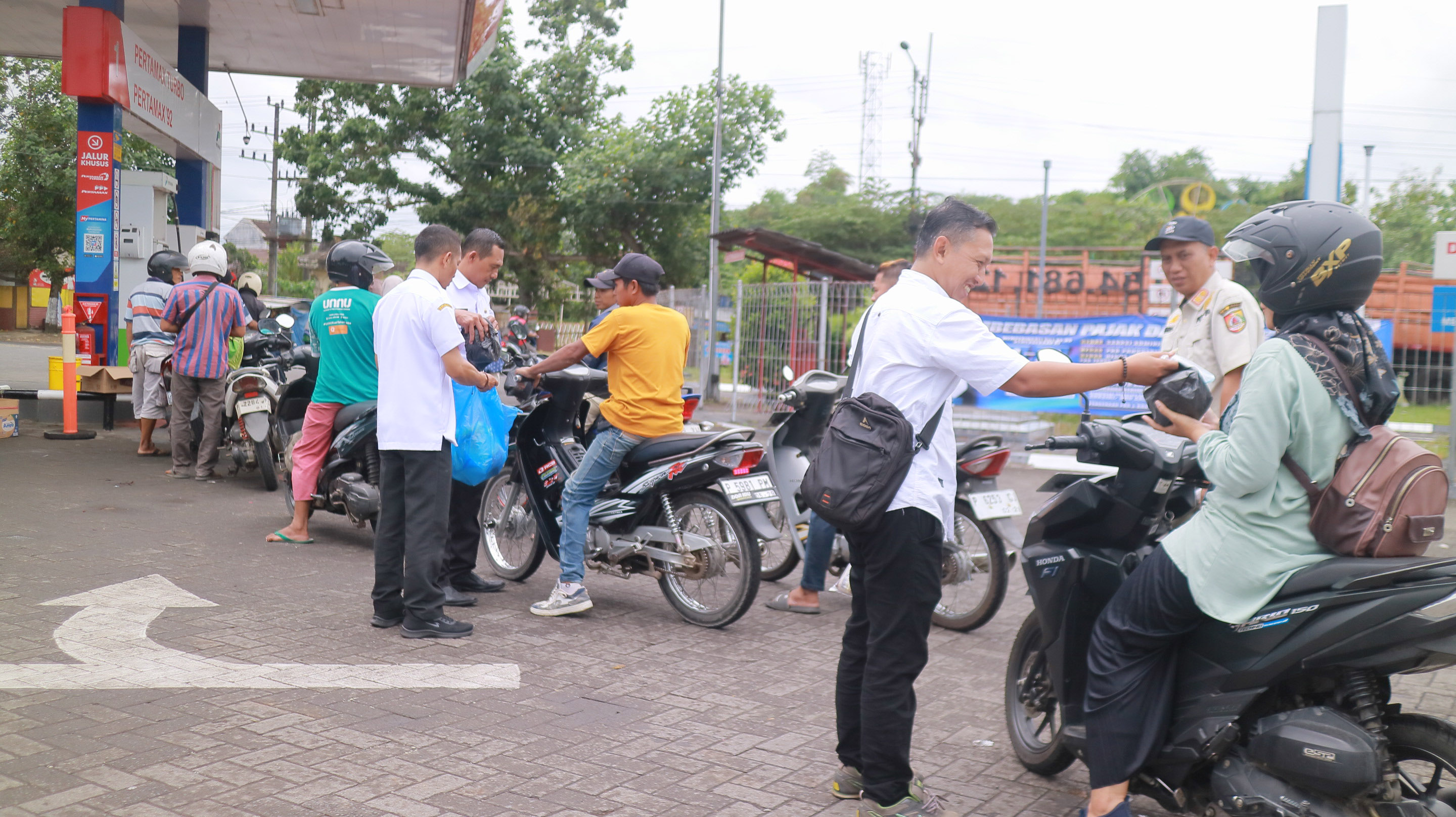 Dinas Pariwisata dan Kebudayaan Kabupaten Jember Berempati, Bagikan Makanan Ringan kepada Pengendara yang Mengantre BBM di SPBU Ajung