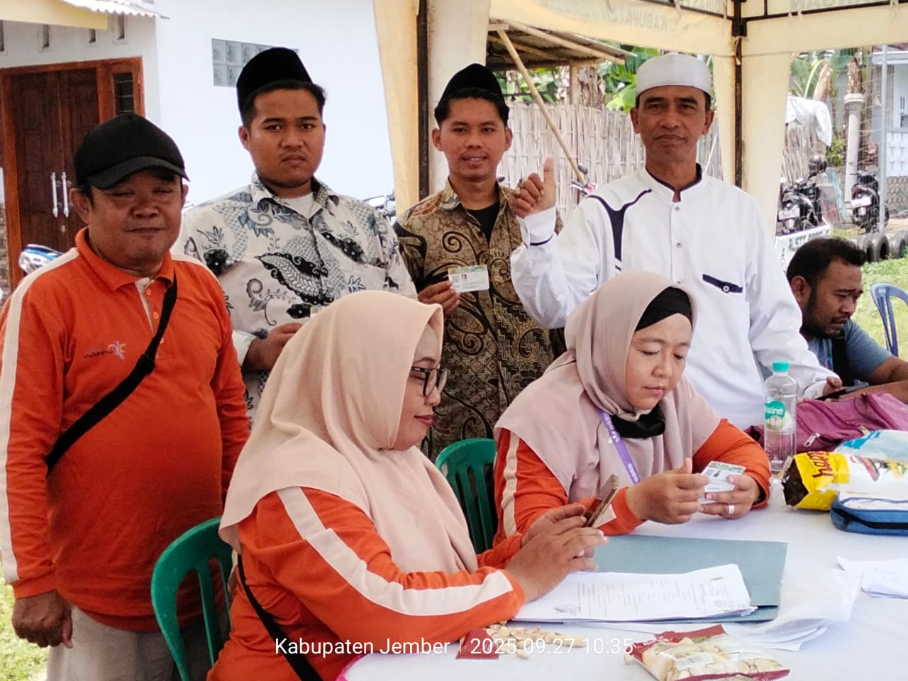 DINAS PARIWISATA DAN KEBUDAYAAN SERAHKAN 15 KARTU INDUK KESENIAN DI LAPANGAN DESA YOSORATI
