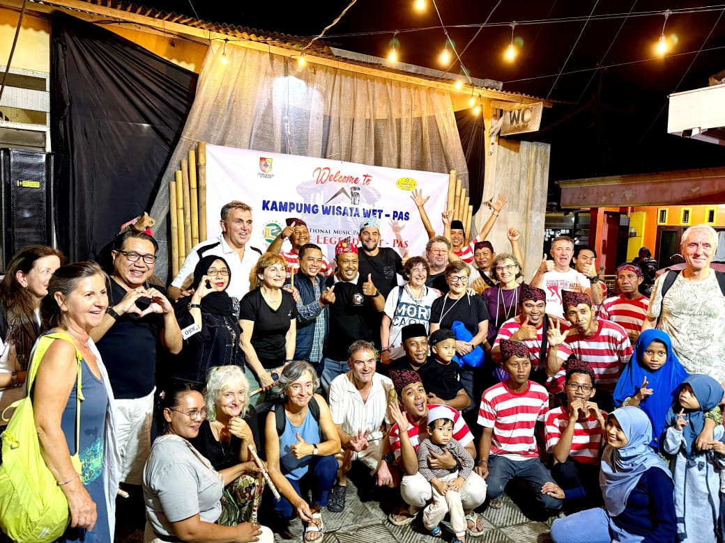 KUNJUNGAN WISATAWAN ASAL SPANYOL DI KAMPUNG WET-PAS KABUPATEN JEMBER, BUKTI DAYA TARIK WISATA BUDAYA LOKAL