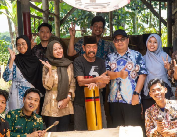 Spesial Hari Ekonomi Kreatif Nasional, Dinas Pariwisata Dan Kebudayaan Kabupaten Jember Kunjungi Pengrajin Kentongan Pak Sutaji